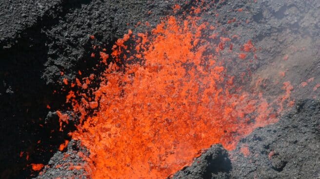 Imagen del volcán de La Palma erupcionando