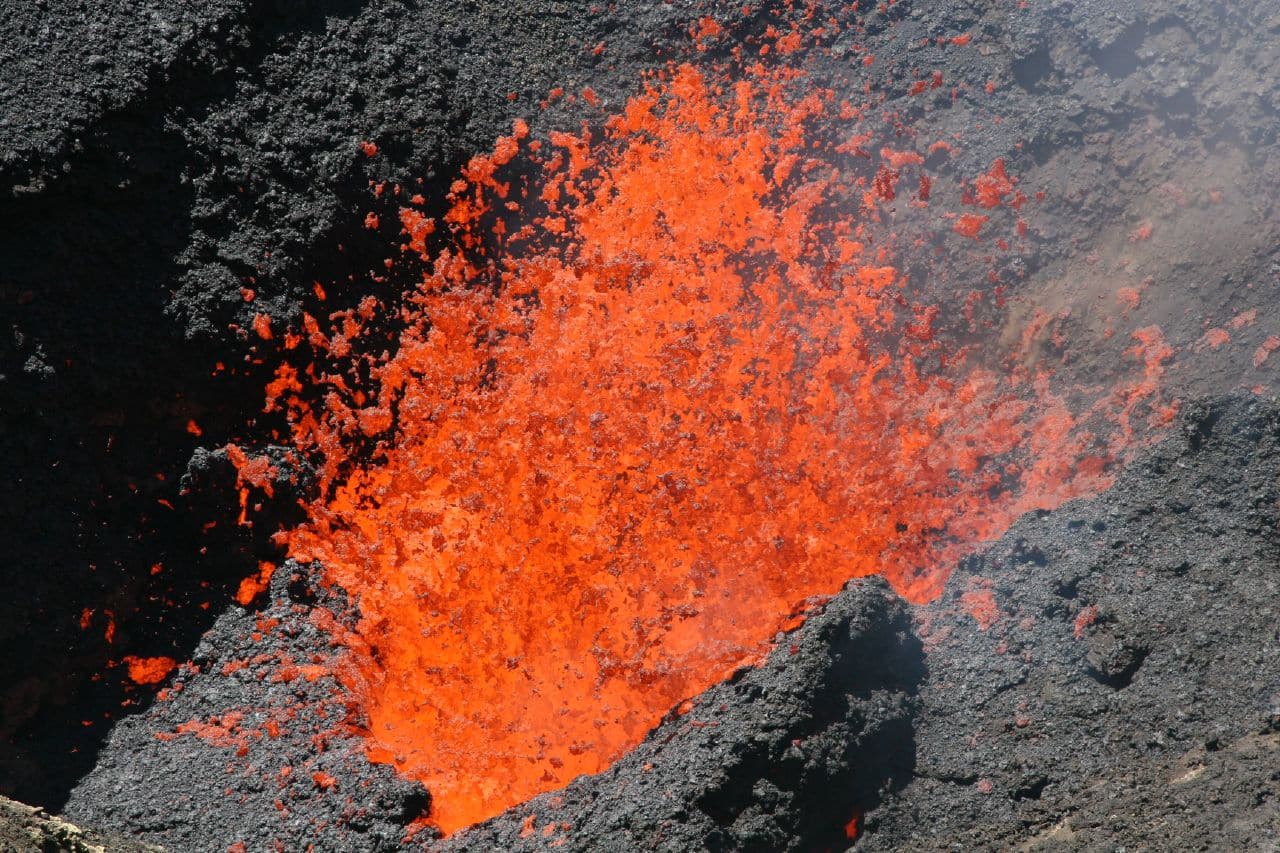 Imagen del volcán de La Palma erupcionando