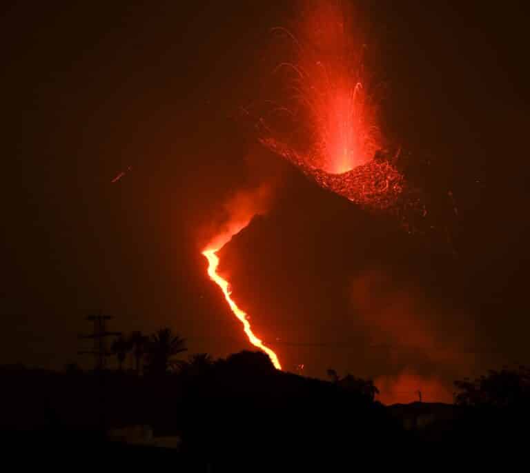 La erupción de La Palma registra "importantes explosiones" y emisión de lava