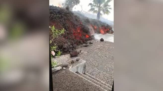 Imagen de la lava entrando en una casa de La Palma tras la erupción del volcán Imagen de la lava entrando en una casa de La Palma tras la erupción del volcán