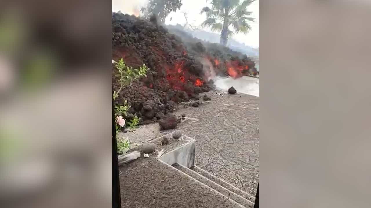 Imagen de la lava entrando en una casa de La Palma tras la erupción del volcán