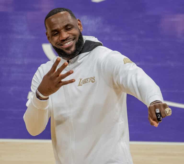 LeBron James, "frustrado y enfadado" con la NBA tras su falso positivo por coronavirus