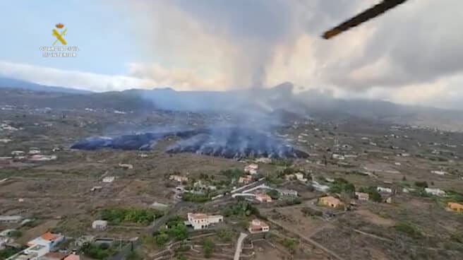 Imagen de la lava descendiendo por la montaña de La Palma