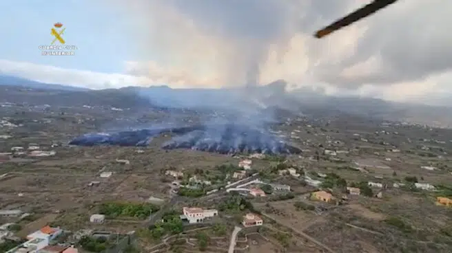 Así desciende la lava en La Palma engullendo casas y cultivos