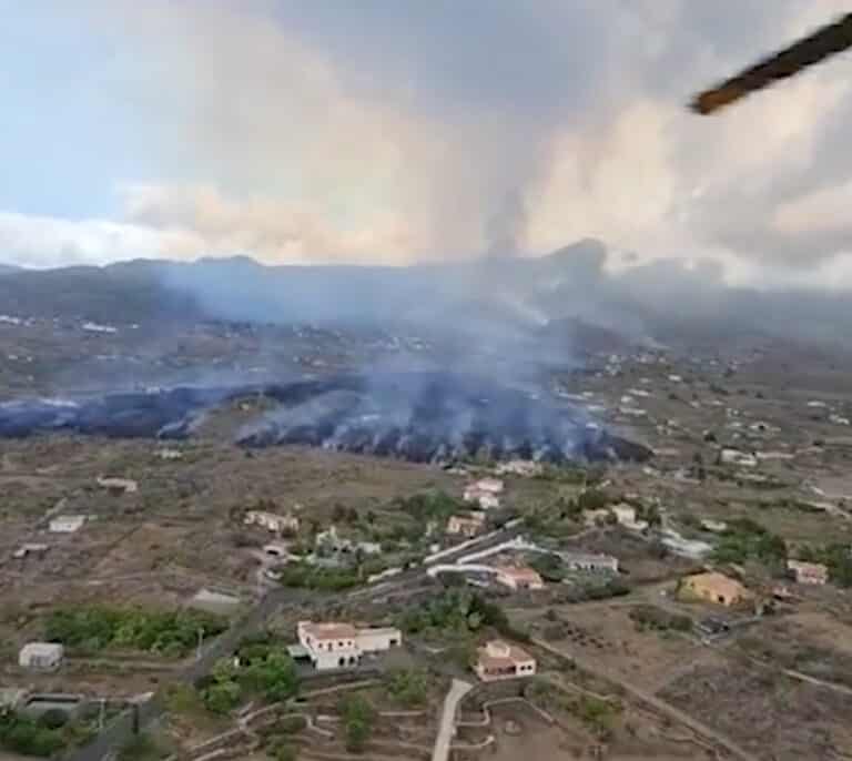 Así desciende la lava en La Palma engullendo casas y cultivos