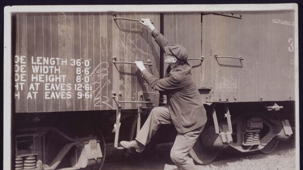 Fotografía de Lewis Wickes Hine en la que un ciudadano intenta subir a un tren
