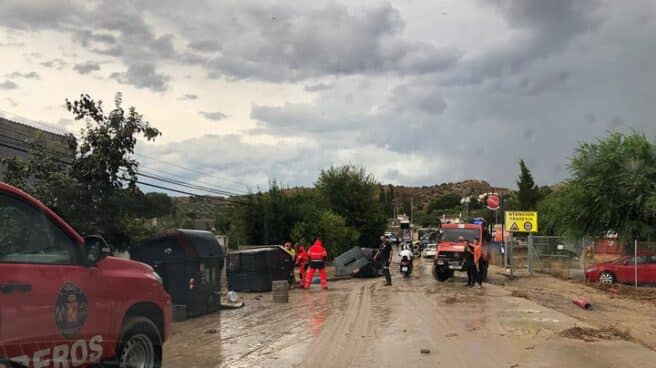 Labores de saneamiento tras la tromba de agua en Los Puentes.