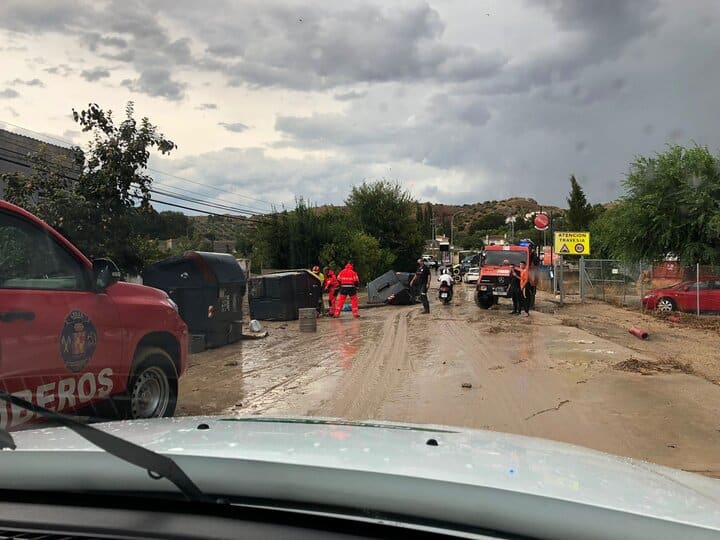 Labores de saneamiento tras la tromba de agua en Los Puentes.