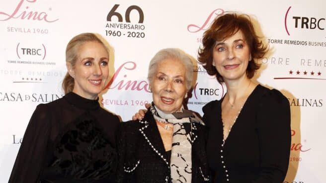 Lina, con dos de sus hijas, en un homenaje por sus 60 años de carrera en el mundo de la moda