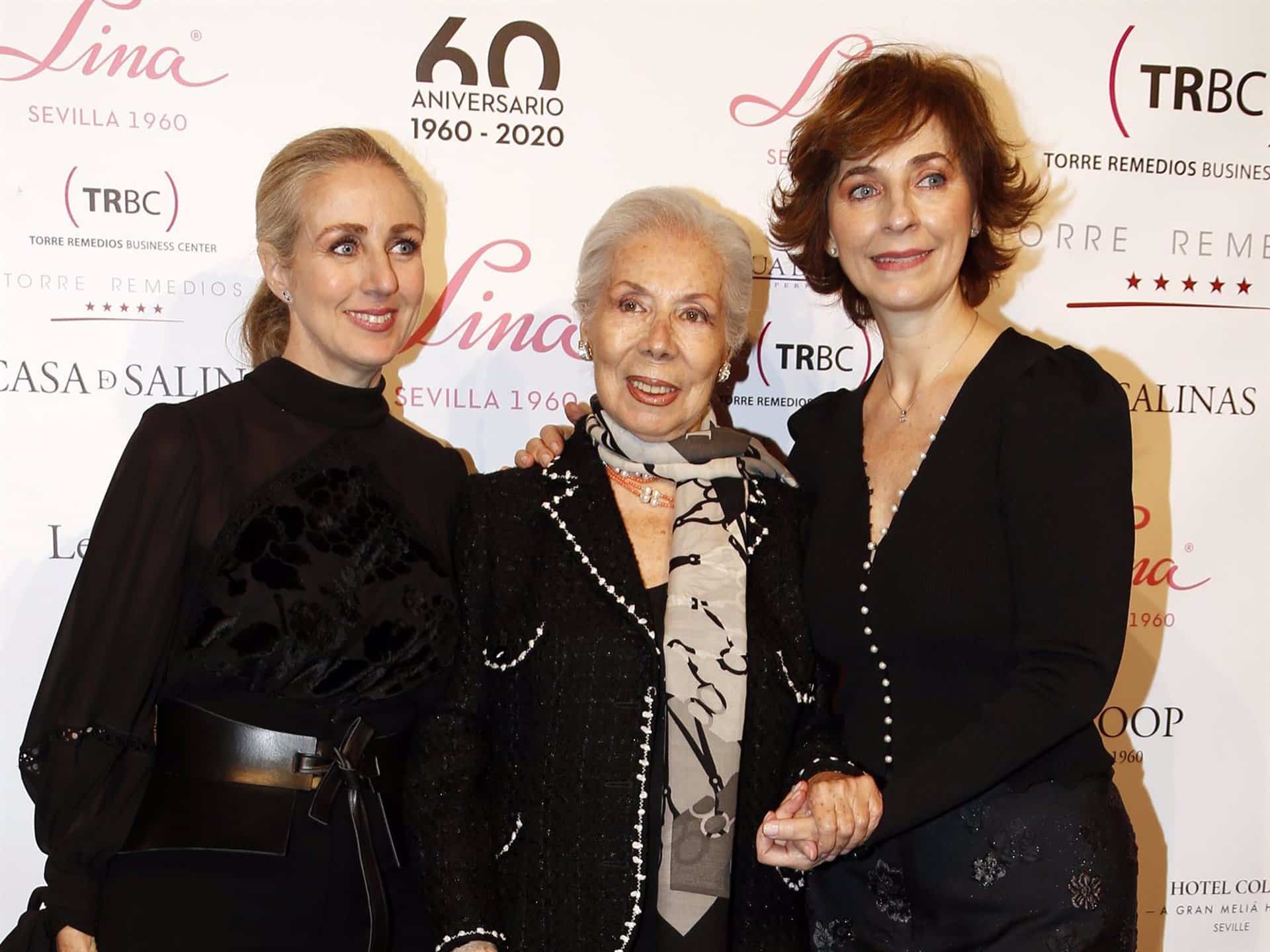 Lina, con dos de sus hijas, en un homenaje por sus 60 años de carrera en el mundo de la moda