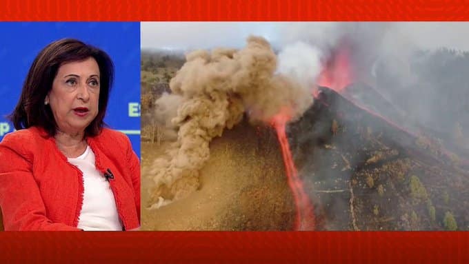 Margarita Robles a la izquierda, hablando sobre el volcán de Teneguía. A la derecha, imagen del bolcán. (Pantalla partida de Espejo Público"