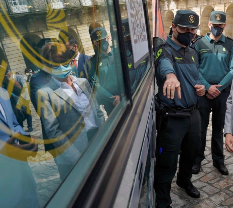 Interior paga también clases de inglés a la directora de la Guardia Civil