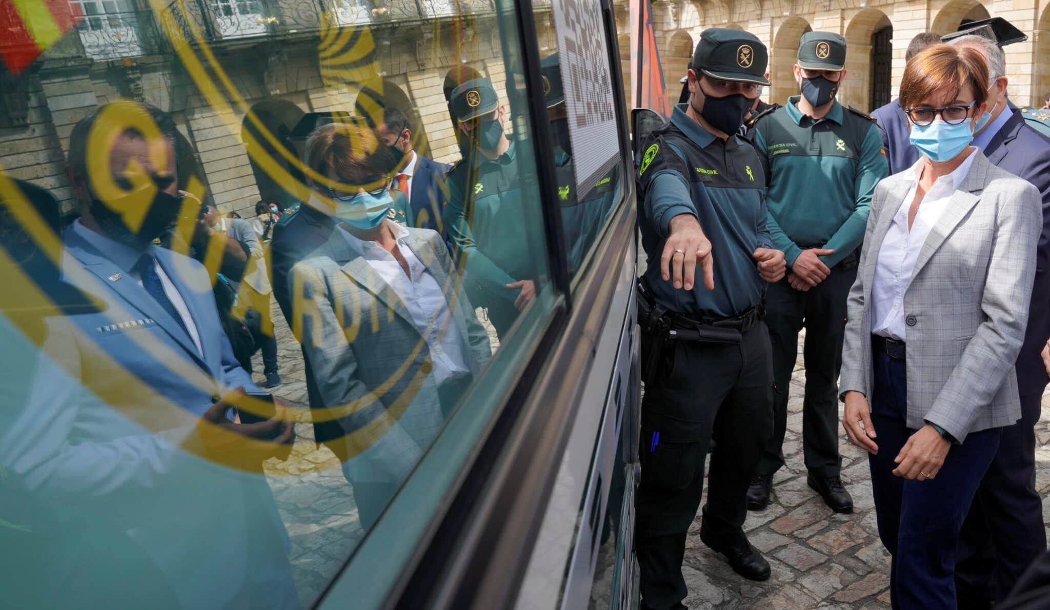 La directora general de la Guardia Civil, María Gámez, junto a varios agentes de Guardia Civil , durante la presentación del dispositivo por el Año Santo.