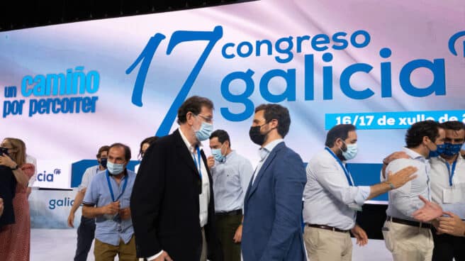 El presidente del PP, Pablo Casado (d) y el expresidente del Gobierno Mariano Rajoy (i).