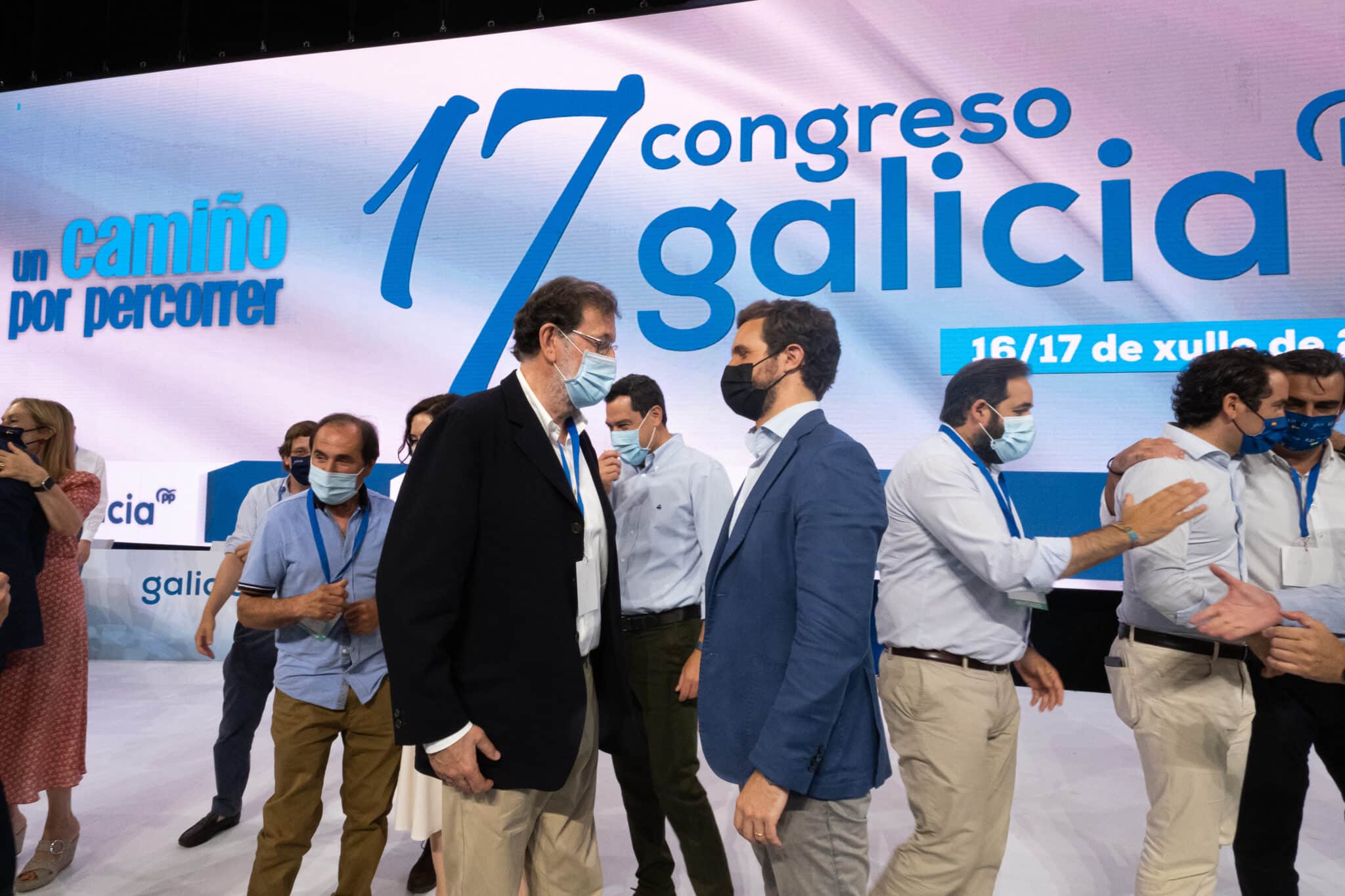 El presidente del PP, Pablo Casado (d) y el expresidente del Gobierno Mariano Rajoy (i).