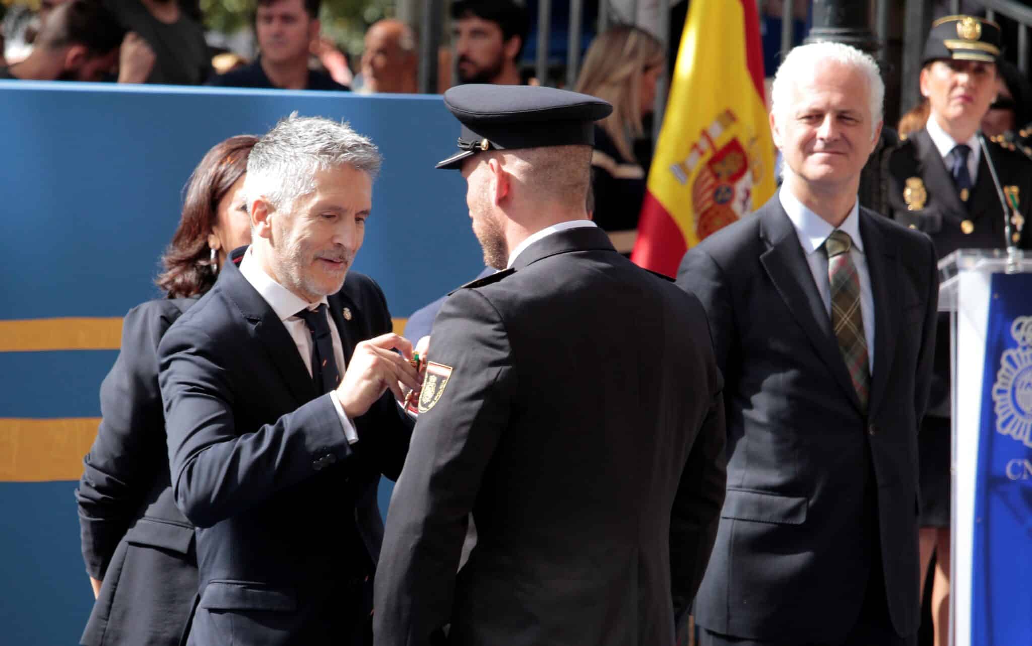 El ministro Grande- Marlaska entrega una medalla a un policía en los actos centrales del patrón en 2019.