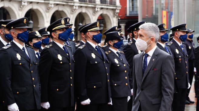 El ministro del Interior, Fernando Grande Marlaska, a su llegada a los actos centrales del Día de la Policía en la Plaza Mayor de Valladolid