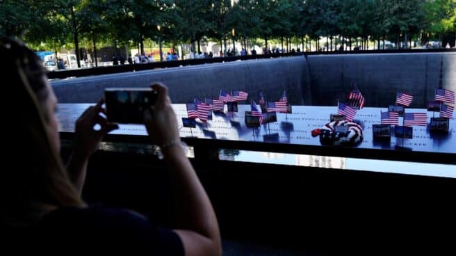 Una persona fotografía el memorial del 11-S un día antes del 20 aniversario de los atentados. Una persona fotografía el memorial del 11-S un día antes del 20 aniversario de los atentados.