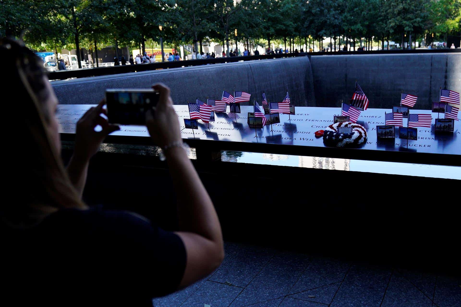 Una persona fotografía el memorial del 11-S un día antes del 20 aniversario de los atentados.