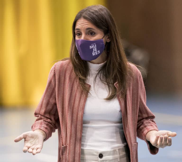 La ministra Montero no llevaba un Luois Vuitton... ¡Ojalá se lo pueda comprar!