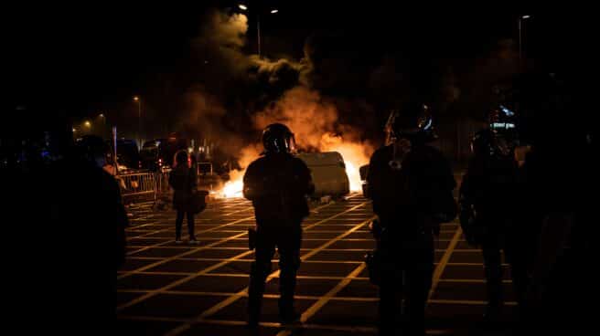 Quema de contenedores en las calles de Barcelona en la noche del 1 de octubre de 2020.