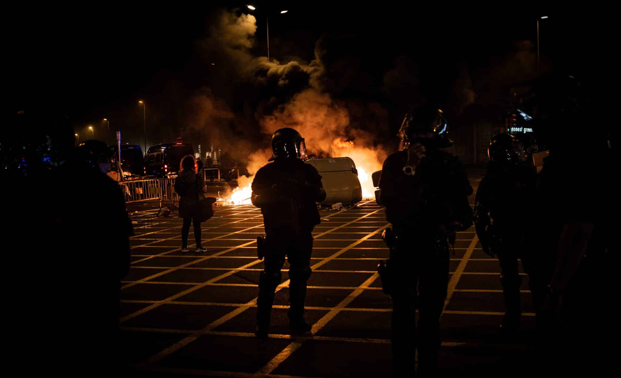 Quema de contenedores en las calles de Barcelona en la noche del 1 de octubre de 2020.