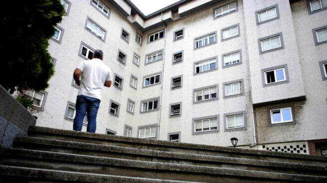 Vista general de la calle Juan Darriba de A Coruña, de la panadería donde trabajaba la mujer que esta noche ha sido presuntamente asesinada por su pareja, una mujer de 52 años que ha sido asesinada a puñaladas en su domicilio de A Coruña.