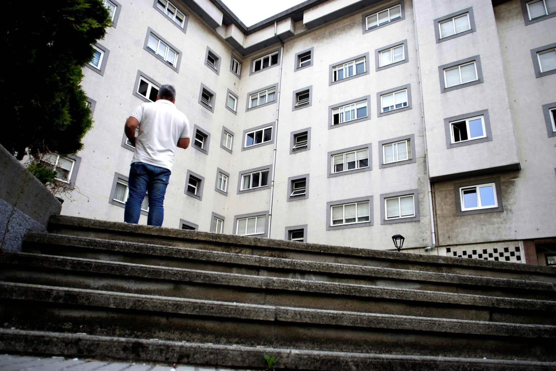 Vista general de la calle Juan Darriba de A Coruña, de la panadería donde trabajaba la mujer que esta noche ha sido presuntamente asesinada por su pareja, una mujer de 52 años que ha sido asesinada a puñaladas en su domicilio de A Coruña.