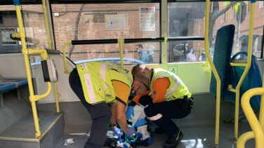 Una pasajera de un autobús herida grave tras colisionar contra un coche en Madrid