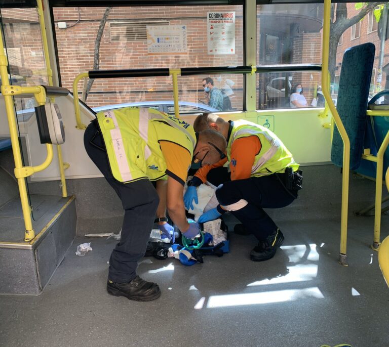 Una pasajera de un autobús herida grave tras colisionar contra un coche en Madrid