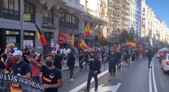 Un grupo de neonazis por el centro de Madrid.