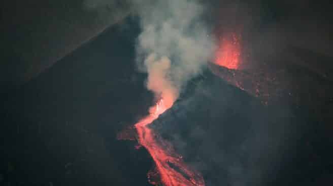 Nuevas erupciones en el volcán de La Palma tras un día de baja actividad.