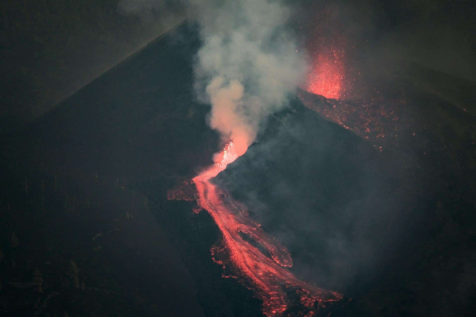 Nuevas erupciones en el volcán de La Palma tras un día de baja actividad.