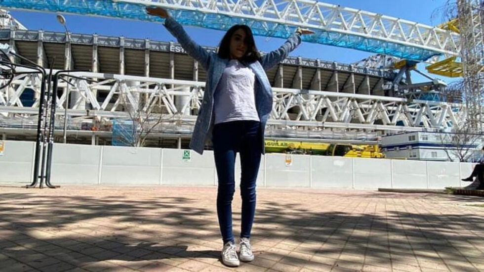 Maribel de Jesús, en una fotografía delante de las obras del Santiago Bernabéu