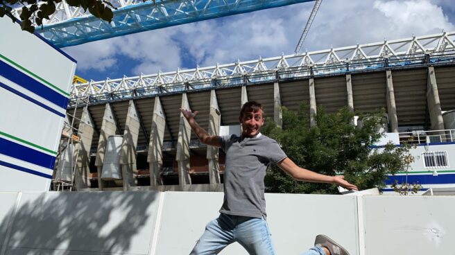 Javier, Maribel y Jesús, los 'youtubers' de las obras del Bernabéu Jesús Ramírez, delante de las obras del Santiago Bernabéu