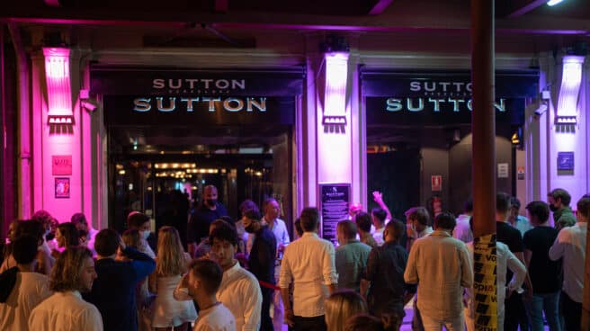 Jóvenes esperan en la puerta de la discoteca Sutton en Barcelona