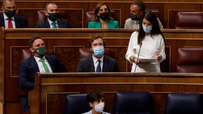 La diputada de Vox, Macarena Olona (d) junto a la ministra de Política Territorial, Isabel Rodríguez (c)