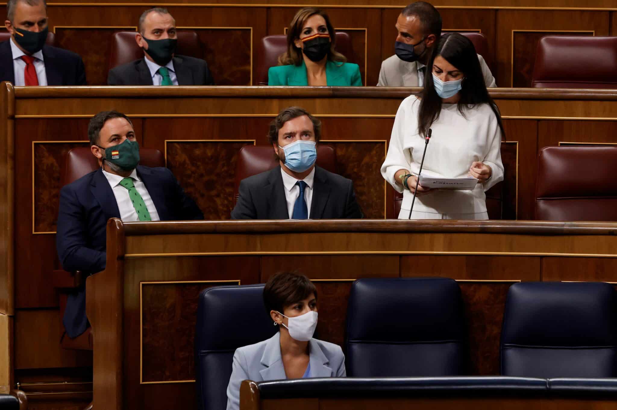 La diputada de Vox, Macarena Olona (d) junto a la ministra de Política Territorial, Isabel Rodríguez (c)