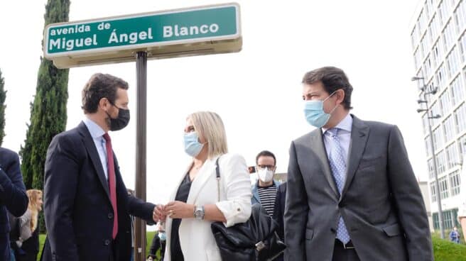 El presidente del PP, Pablo Casado (i), conversa con la presidenta de la Fundación Miguel Ángel Blanco, María del Mar Blanco, en presencia del presidente de Castilla y León, Alfonso Fernández Mañueco, en la avenida con el nombre del concejal asesinado por ETA, momentos antes de participar en una convención nacional este martes en Valladolid.