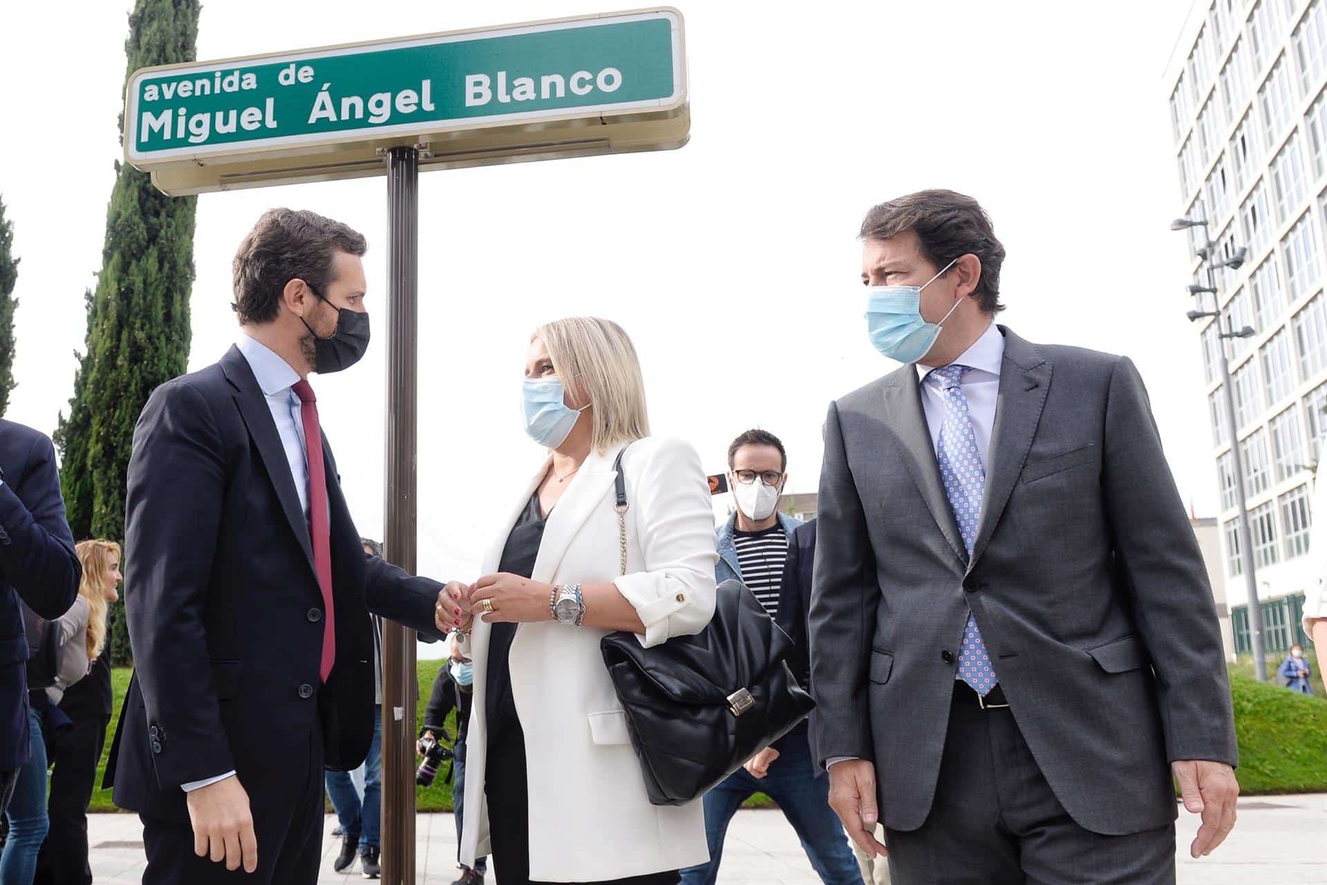 El presidente del PP, Pablo Casado (i), conversa con la presidenta de la Fundación Miguel Ángel Blanco, María del Mar Blanco, en presencia del presidente de Castilla y León, Alfonso Fernández Mañueco, en la avenida con el nombre del concejal asesinado por ETA, momentos antes de participar en una convención nacional este martes en Valladolid.