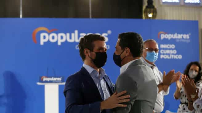 El presidente del PP, Pablo Casado (i) y el presidente del PP-A, Juanma Moreno (d).