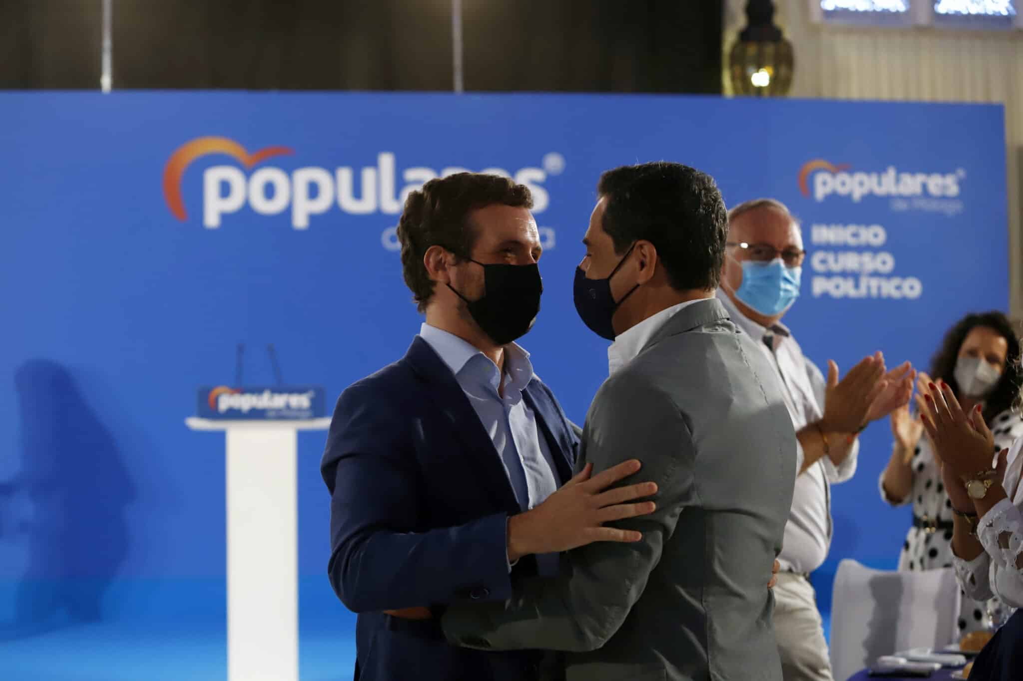 El presidente del PP, Pablo Casado (i) y el presidente del PP-A, Juanma Moreno (d).