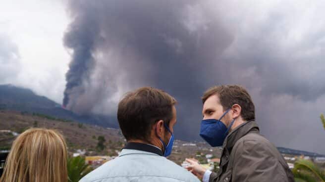 Pablo Casado visita las zonas más afectadas por la erupción del volcán de La Palma.