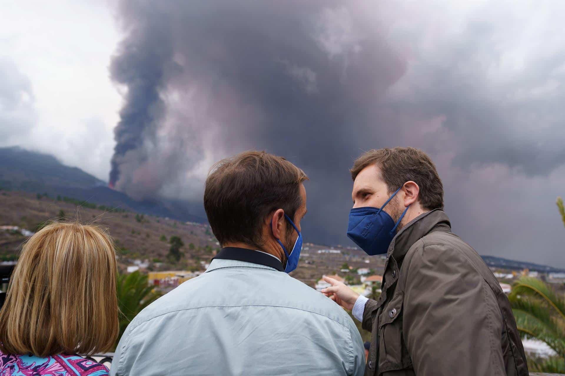Pablo Casado visita las zonas más afectadas por la erupción del volcán de La Palma.