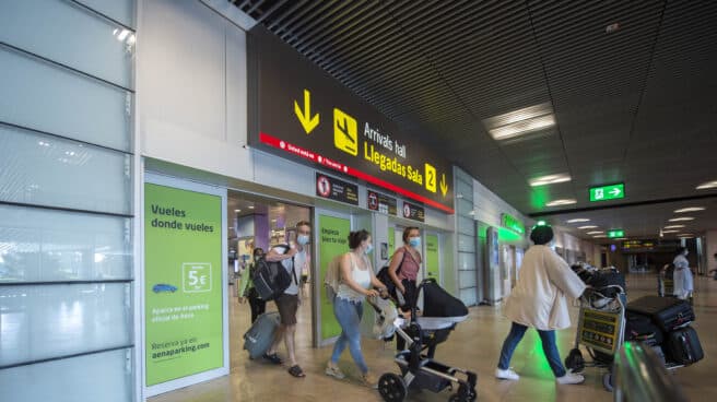 Liberado un español secuestrado en Medellín por el que pedían un rescate de 4.500 euros Pasajeros llegan al Aeropuerto Adolfo-Suárez Madrid Barajas