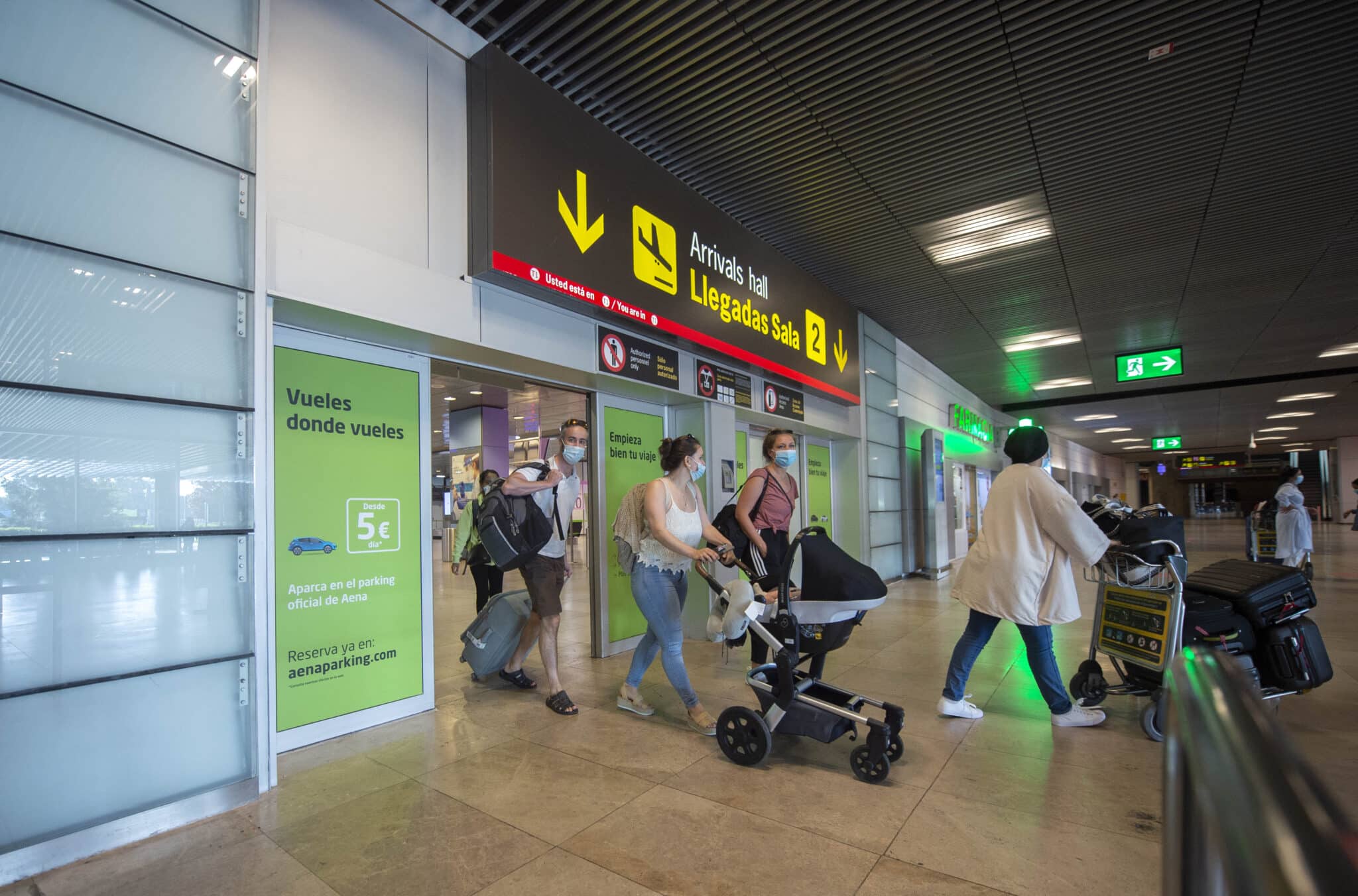 Pasajeros llegan al Aeropuerto Adolfo-Suárez Madrid Barajas