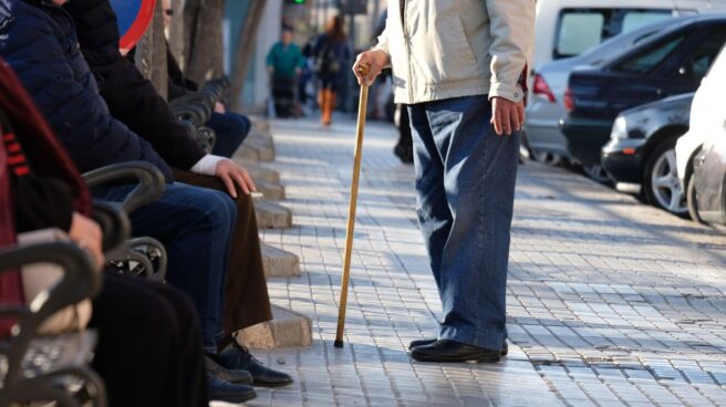 Imagen de personas mayores sentadas en un banco en la calle sin mostrar el rostro