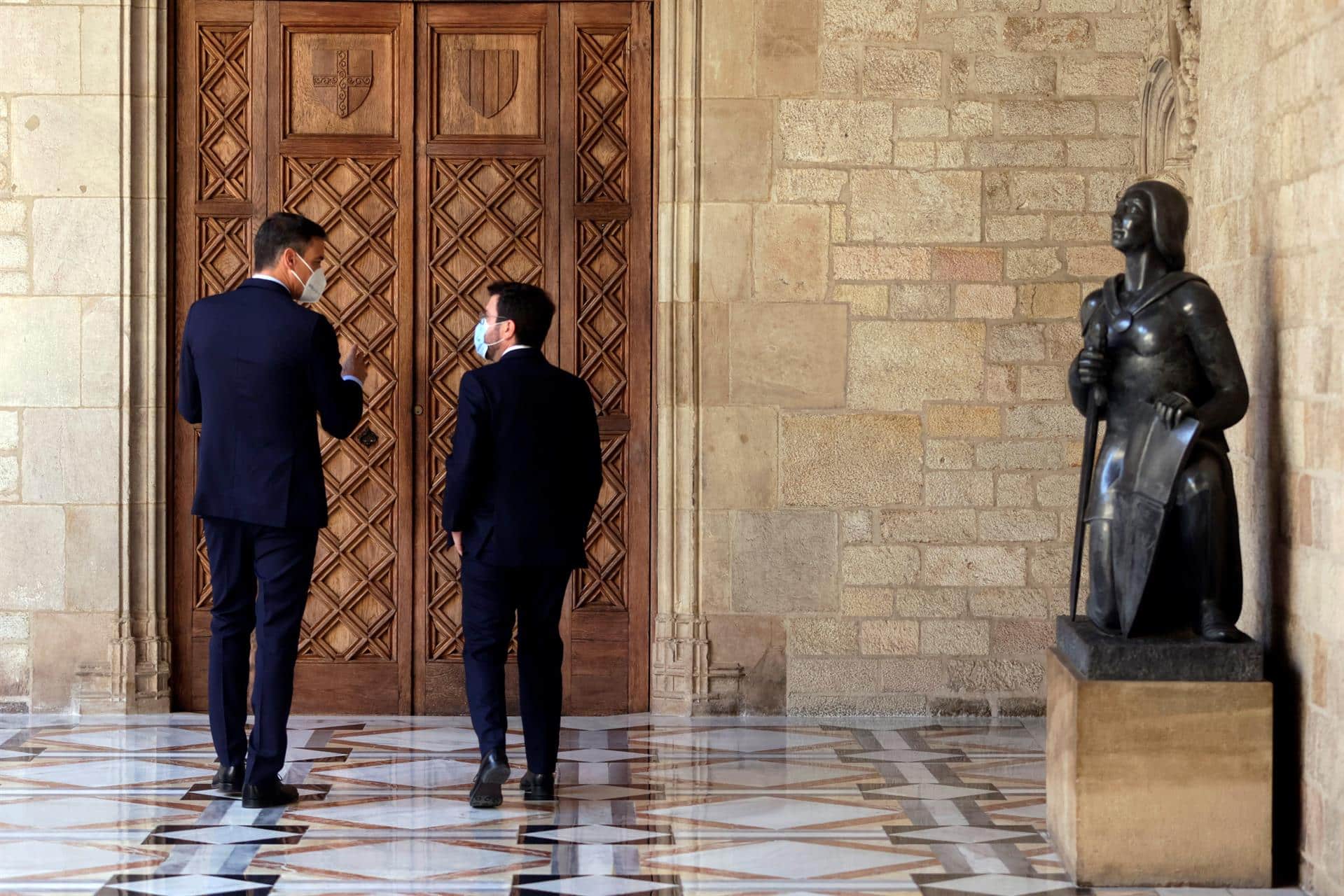 Pedro Sánchez y Pere Aragonés, en el Palau de la Generalitat.