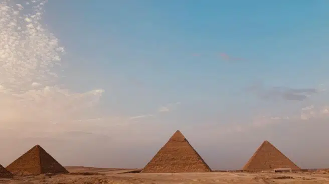 Una cena frente a las pirámides