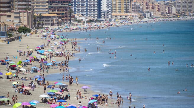 Varias personas se bañan en la Playa Galúa, en la Manga del Mar Menor. Varias personas se bañan en la Playa Galúa, en la Manga del Mar Menor.